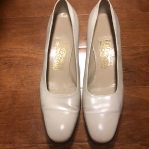 White Ferragamo Pumps 8B